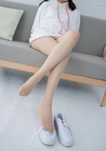 欧美皮衣红唇街拍_迅雷在线观看